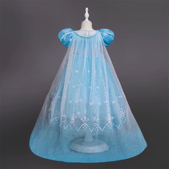 Принцесса Эльза платя шлейфом