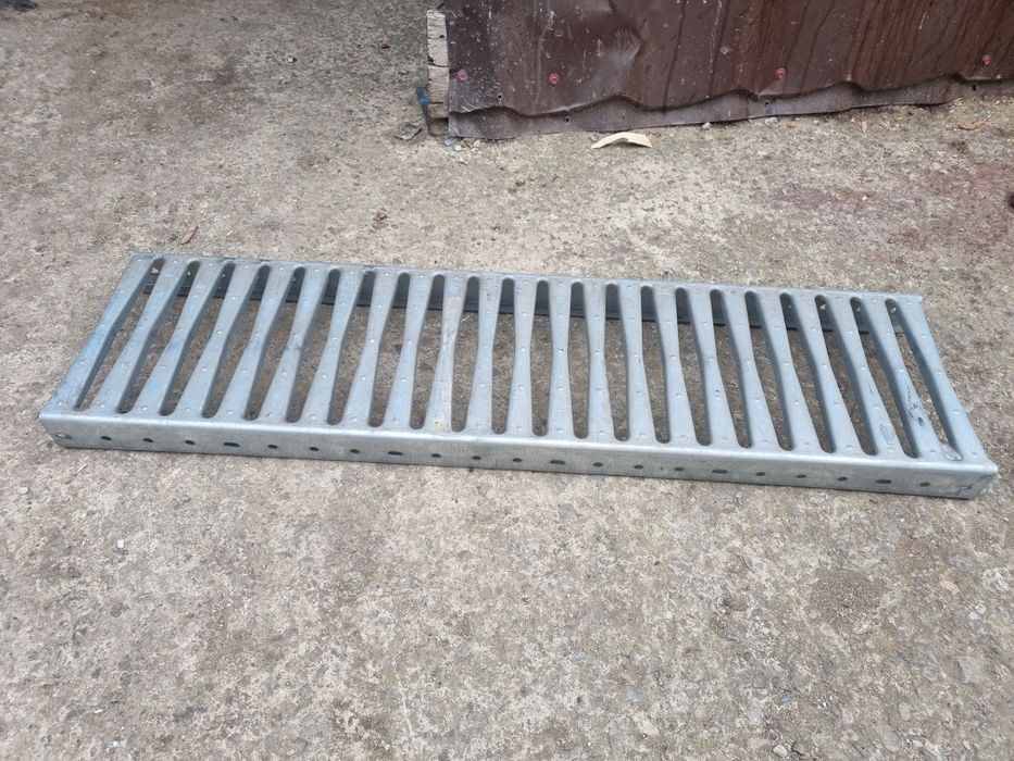 vând trepte metalice zincate