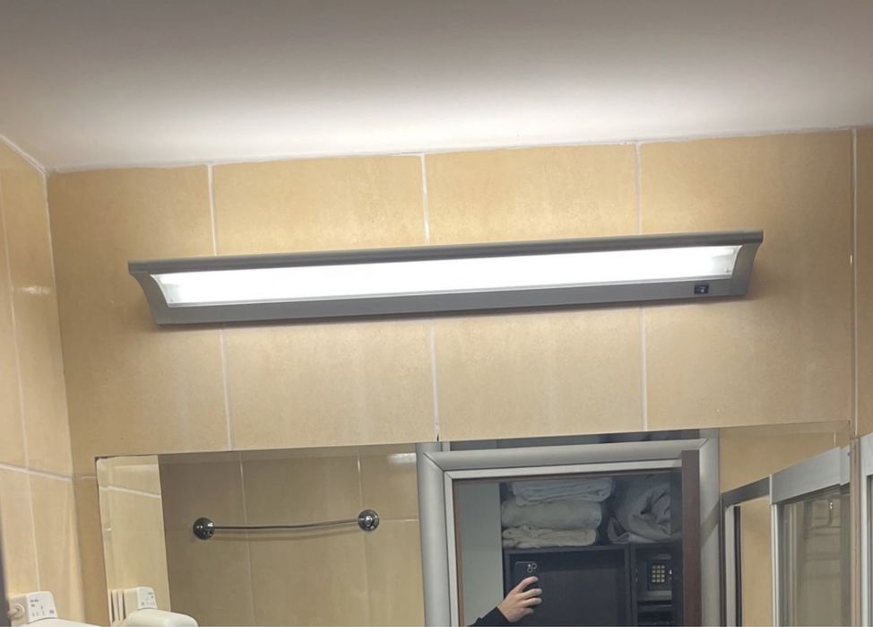 Ламппа над огледало баня/ оборудване хотел