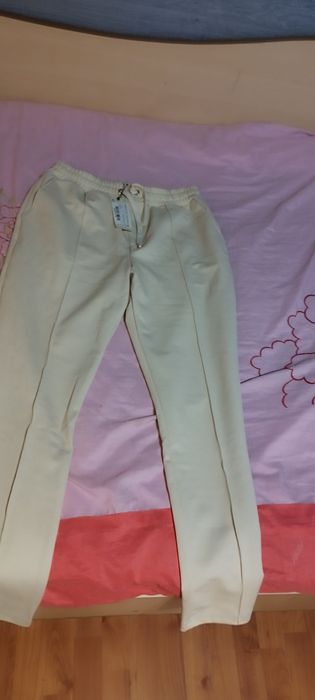 Vând pantaloni de trening