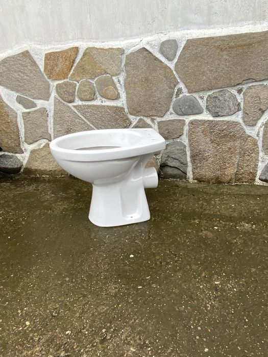 Мивки .Тоалетна чиния и казанчета..