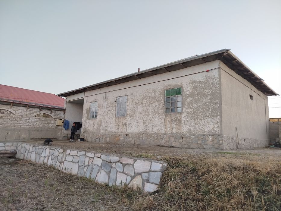 Beshrabot markazida hovli sotiladi 13 sotix. Qo'shimcha yer ham bor.