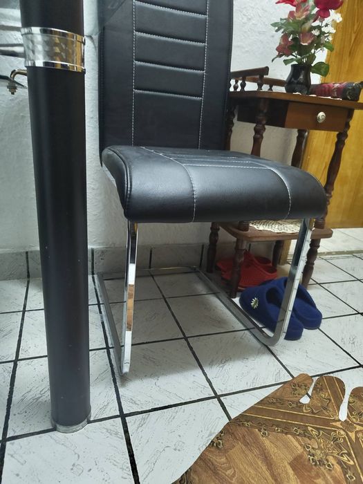 Маса и четири стола