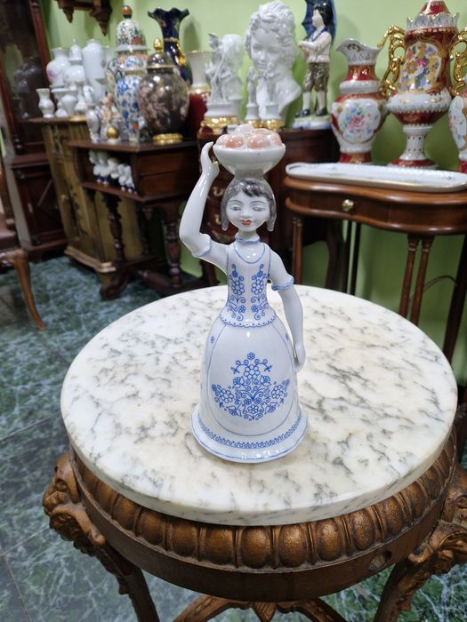 Прекрасна антикварна  унгарска порцеланова фигура Hollohaza