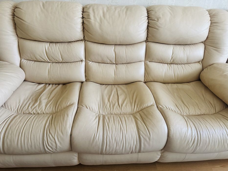 Кожаный диван и кресло