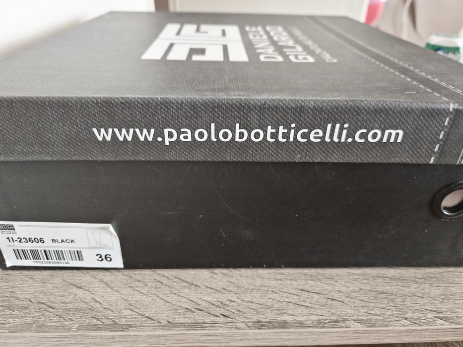 Обувки ,пише 36 но отговаря на 37