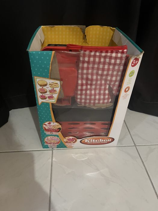 Детска мини кухня с посуда към нея, телескоп чисто нов