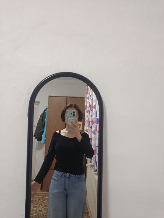 Продаю кофточку с открытой плечи !!!