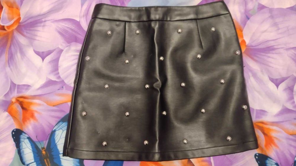 Ефектна кожена пола с капси