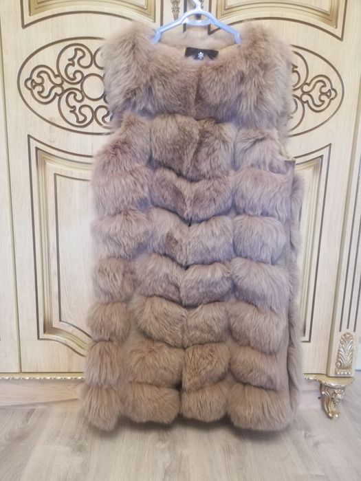 Продаю меховую женскую жилетку