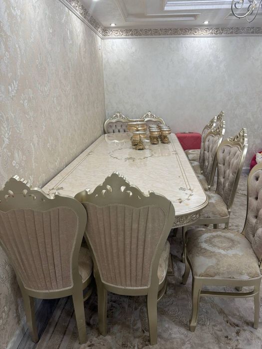 Большой стол с 9 стульями и набором посуды