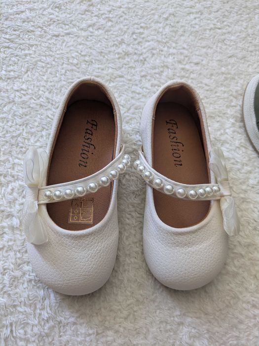 Лот за момиче - два чифта нови обувчици и софтшел якенце