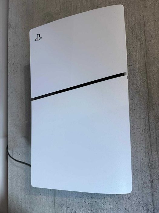 Vând PlayStation 5, în stare foarte bună, perfect funcțional.