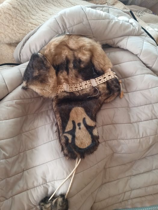 Продавам шапки много добре изработени.