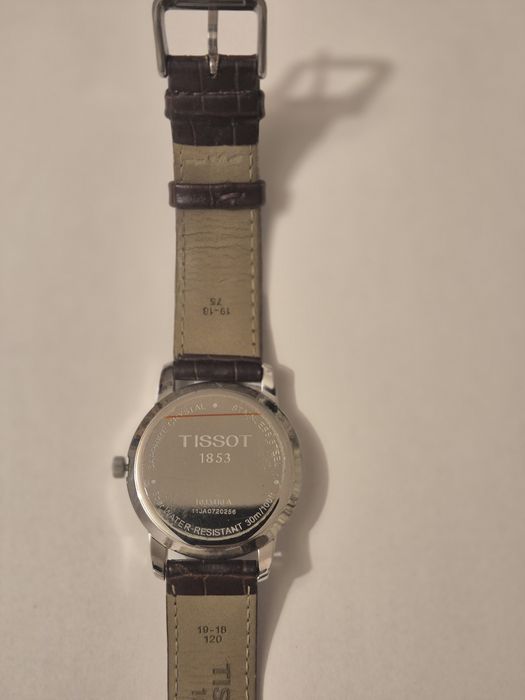 Vând ceas Tissot colectia T-Classic pentru bărbați, cadran 38 mm, design clasic, potrivit atât pentru ținută office, cât și pentru ocazii formale.