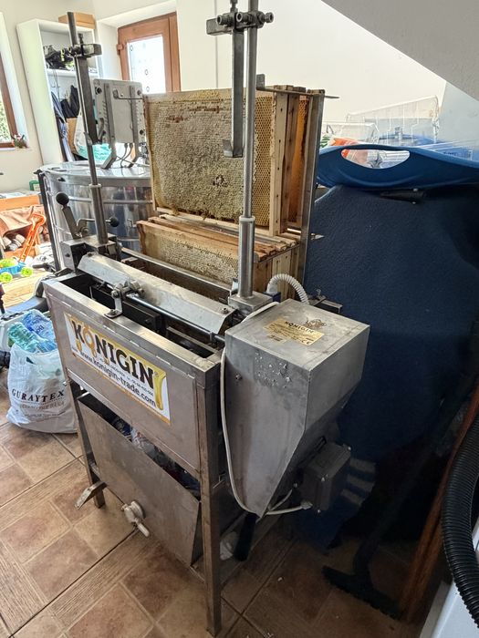 Mașină descăpăcit semiautomată