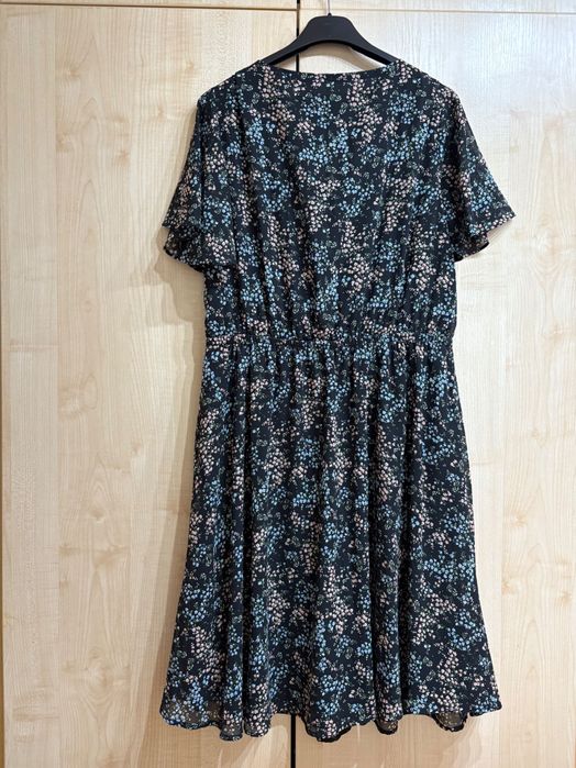 Черна рокля на цветя