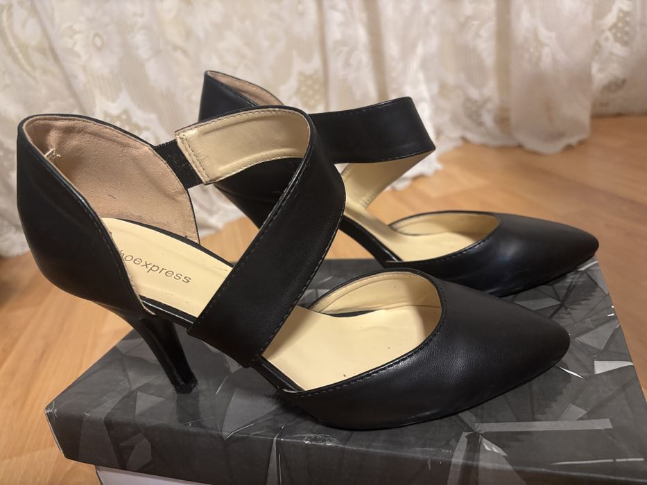 Черни високи обувки 37 номер