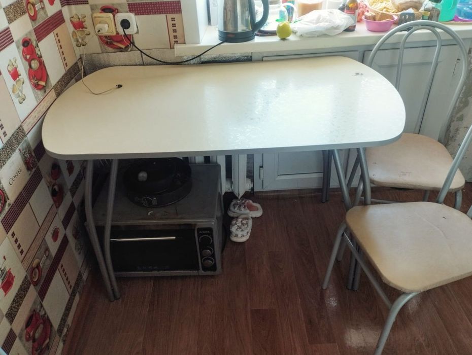 Продам кухонный  стол и 4 стула