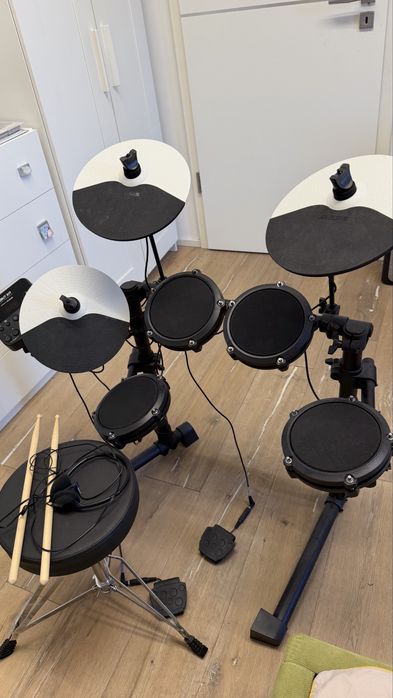Tobe electronice Alesis Debut Kit
