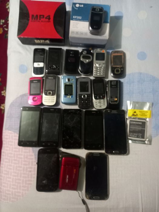 Telefoane vechi, aparate foto și bancnote vechi