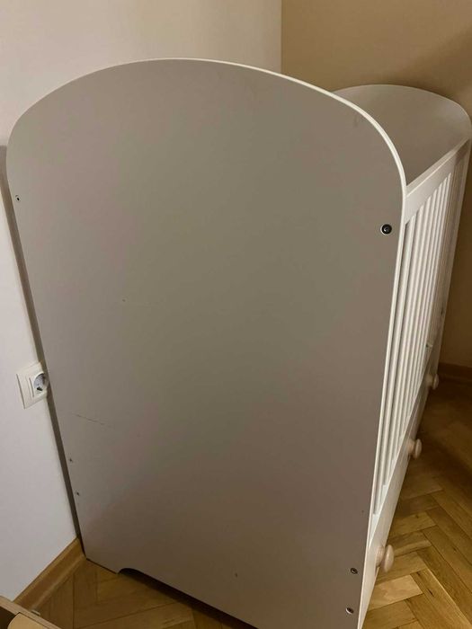IKEA GONATT бебешко креватче с чекмедже + IKEA SUNDVIK маса за повиване/скрин