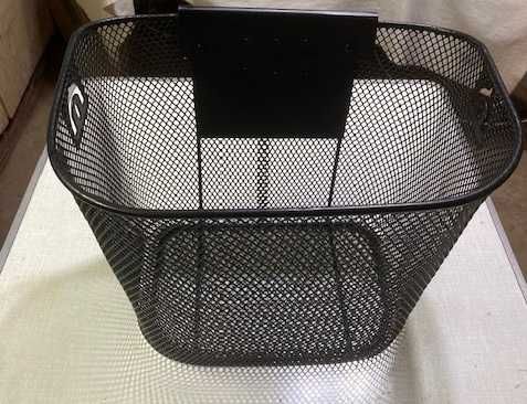 Продавам две предни кошници за велосипед