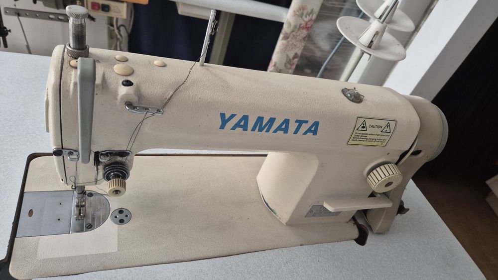 Masina de cusut cu masa yamata