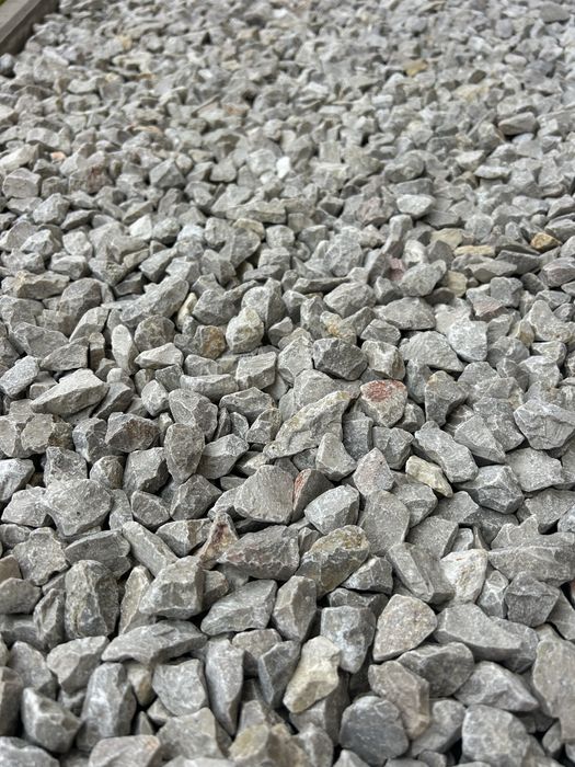 Piatra concasata decorativa rau nisip sort balast pamant negru maroniu