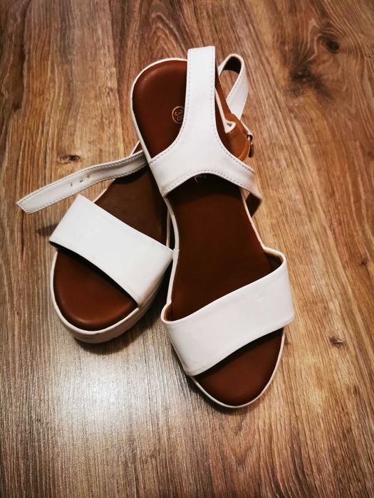 Летни сандали бели