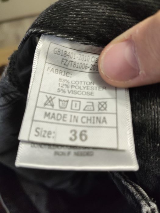 Pantaloni negri rupți cu pete de vopsea