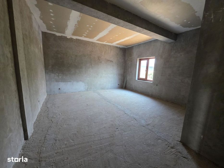 Vilă în Roman parter + etaj, teren 700 mp, din cărămidă