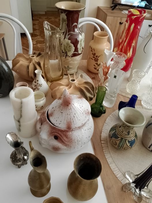Различни видове стари-ретро вази,чаши