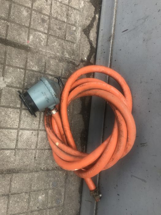 Газова  бутилка. / Има маркуч  и  клапан  .