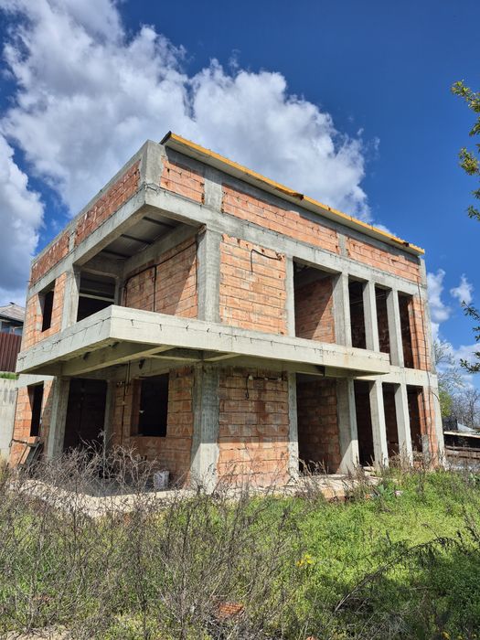 Casa individuala in constructie - pozitie buna,utilitati trase,proiect pregatit pentru finalizare