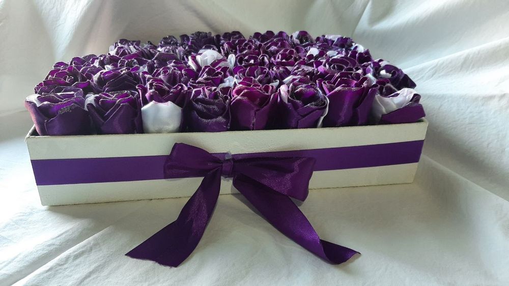 Цветы из атласной ленты ручной работы в подарочной коробке