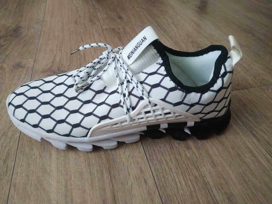 Продам новые кроссовки 47 размера