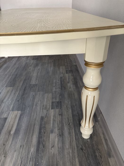 Продается стол для гостей в отличном состоянии!