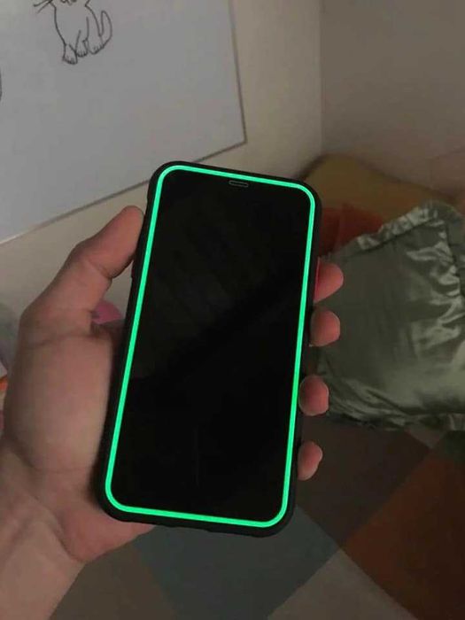 Стъклен, светещ протектор за iPhone 6/7/8/SE/X/XR/11/12+модификациите.