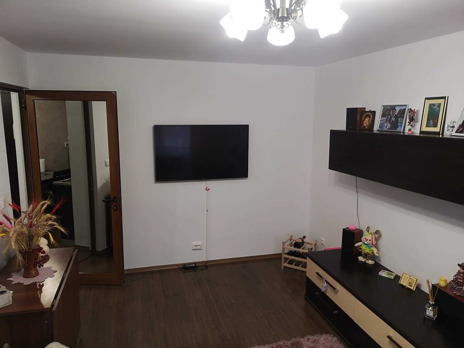 Inchiriez apartament decomandat 2 camere Micro 17