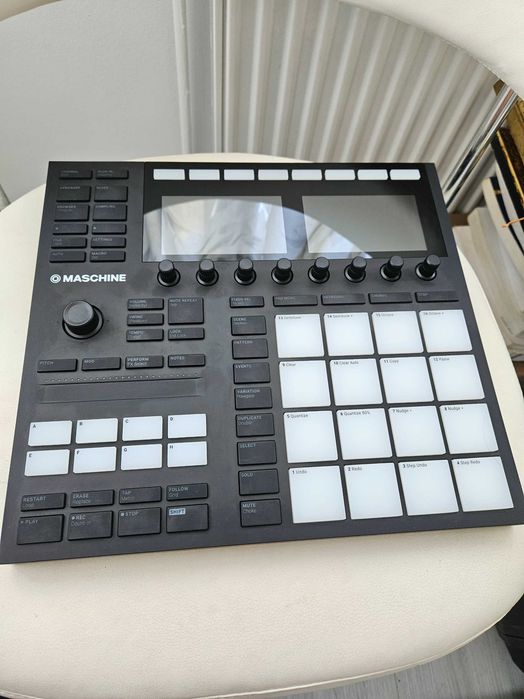 Native Instruments Maschine MK3 cu Decksaver