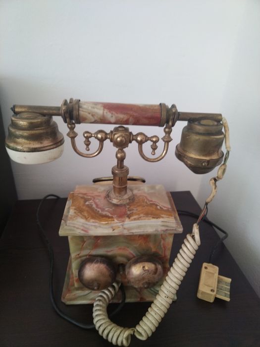 Старинен ретро винтидж домашен телефон изработен от ценни естествени н