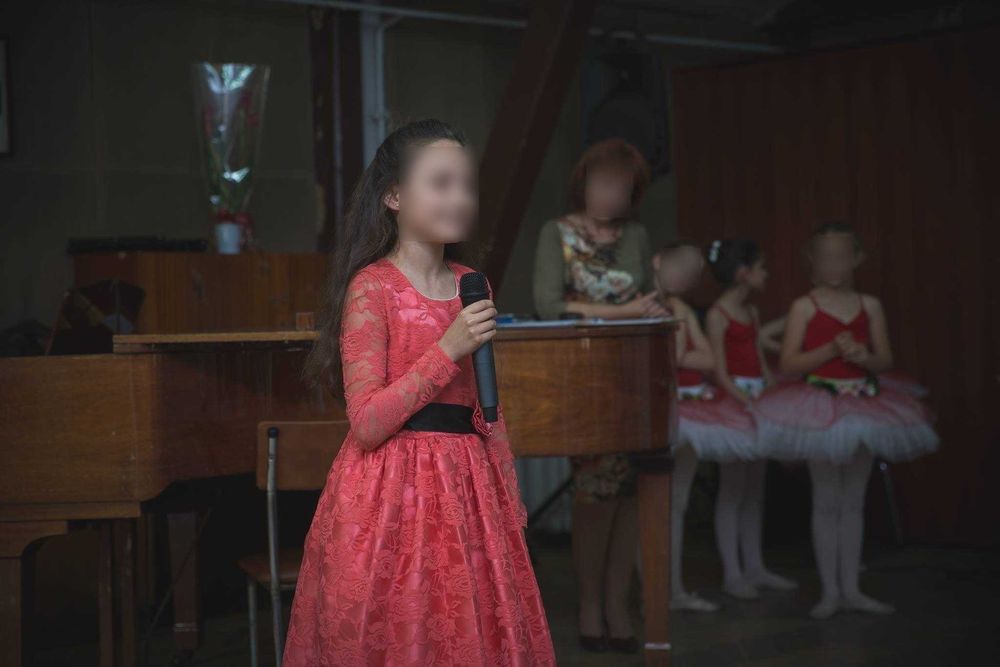 Детска дантелена рокля в цвят КОРАЛ, ПОД НАЕМ, 8 години