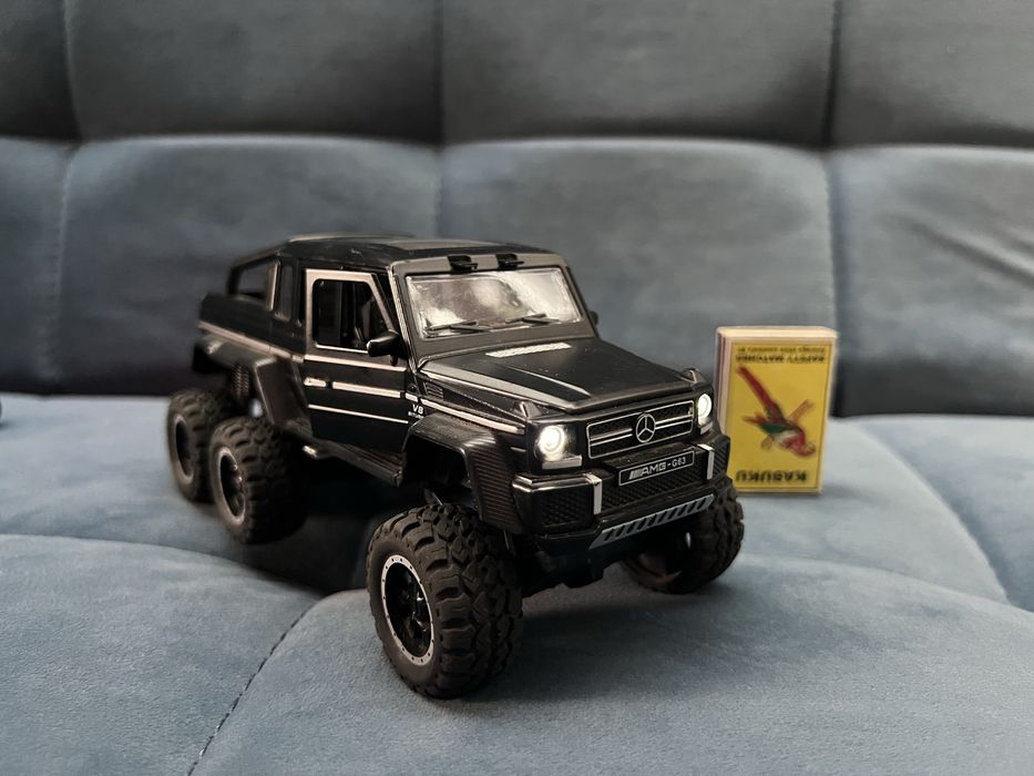 Продам металлическую машинку гелентваген