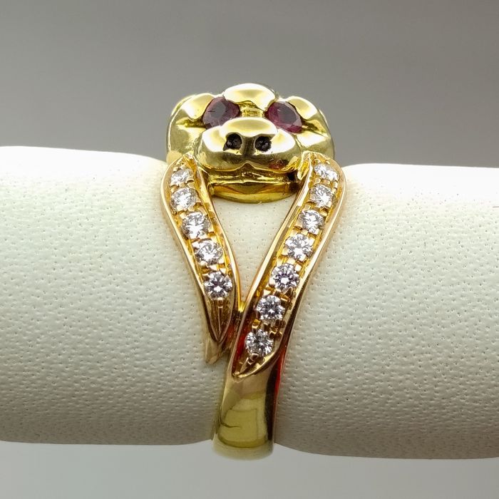 Златен пръстен Cartier с диаманти и рубинии