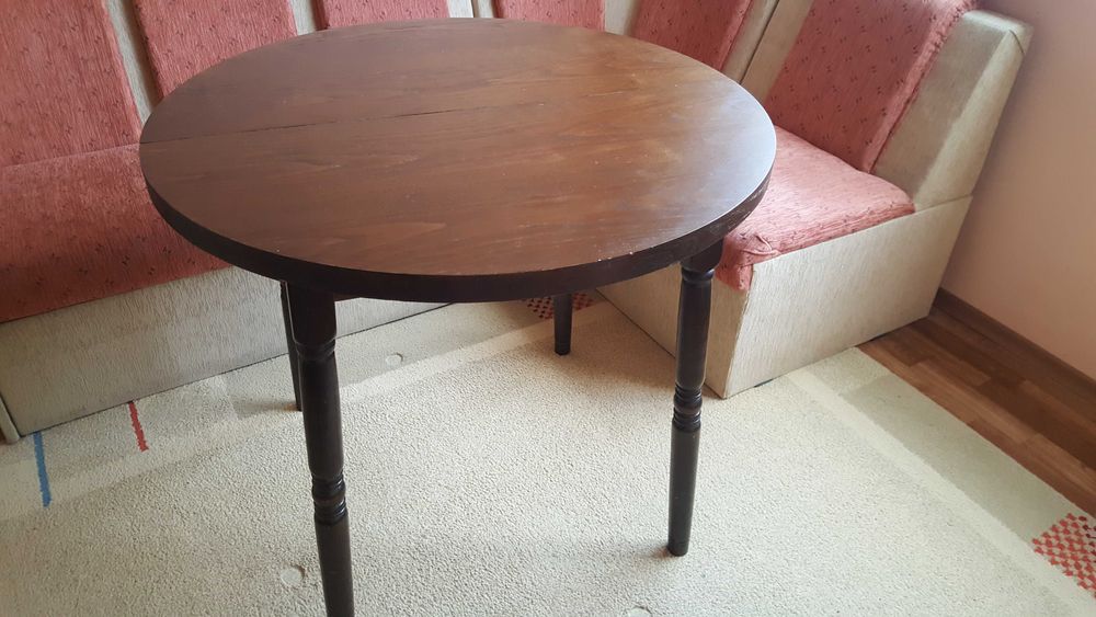 Дървена кръгла маса