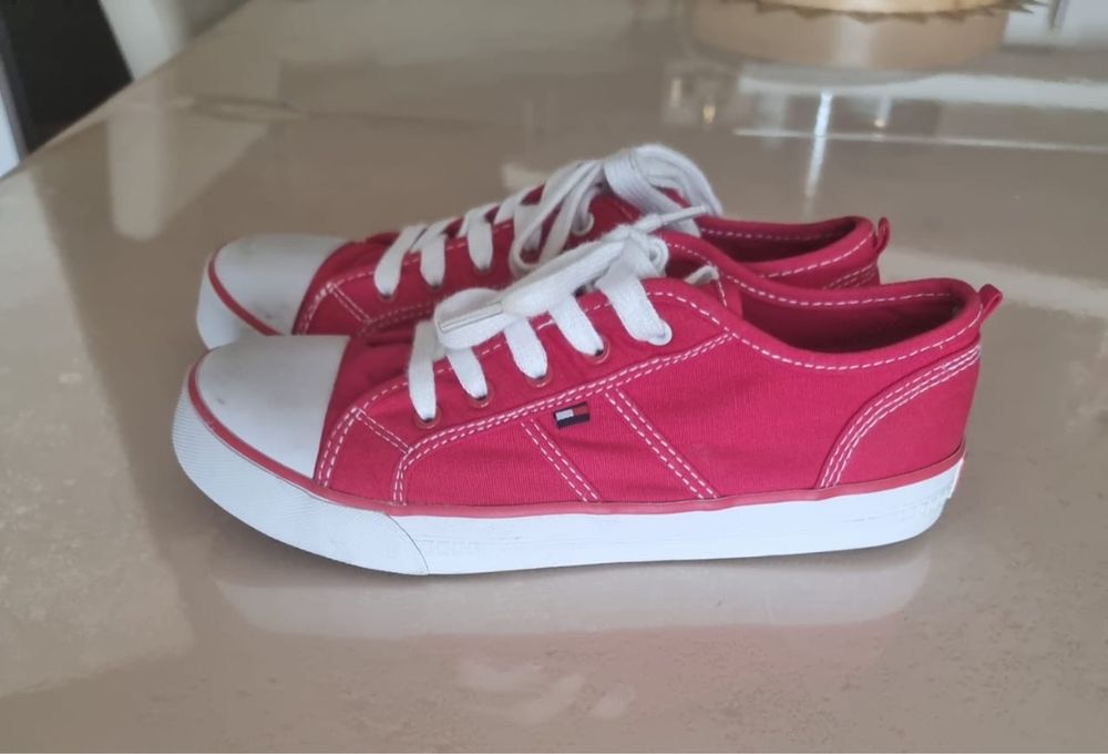 Продаются красные кеды Tommy Hilfiger Slater