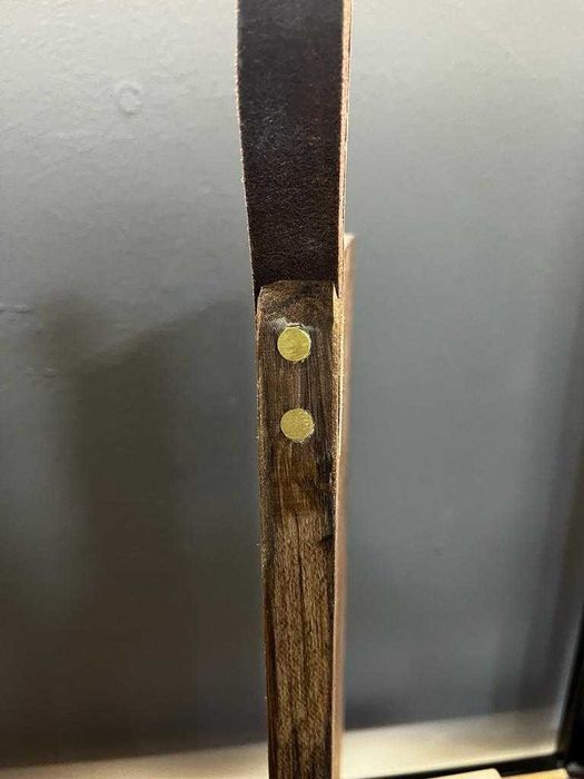 tocator din lemn de nuc cu maner din piele si insertie de alama