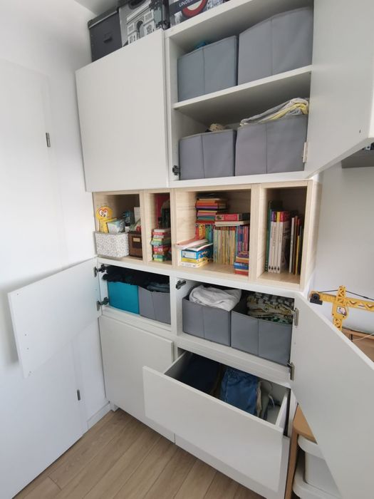 Vandut. Dulap Ikea cu polite si sertare