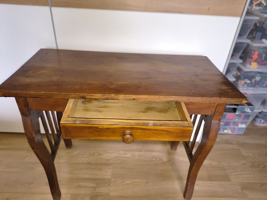 Măsuța din lemn masiv, cu un sertar în stil artistic popular-folk art